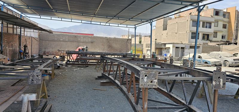 Armaduras metálicas en fabricación bajo el techo del taller
