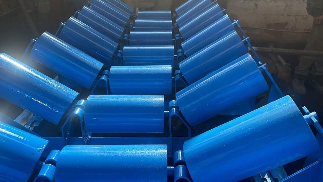 Lote de estaciones de carga recién pintadas en taller