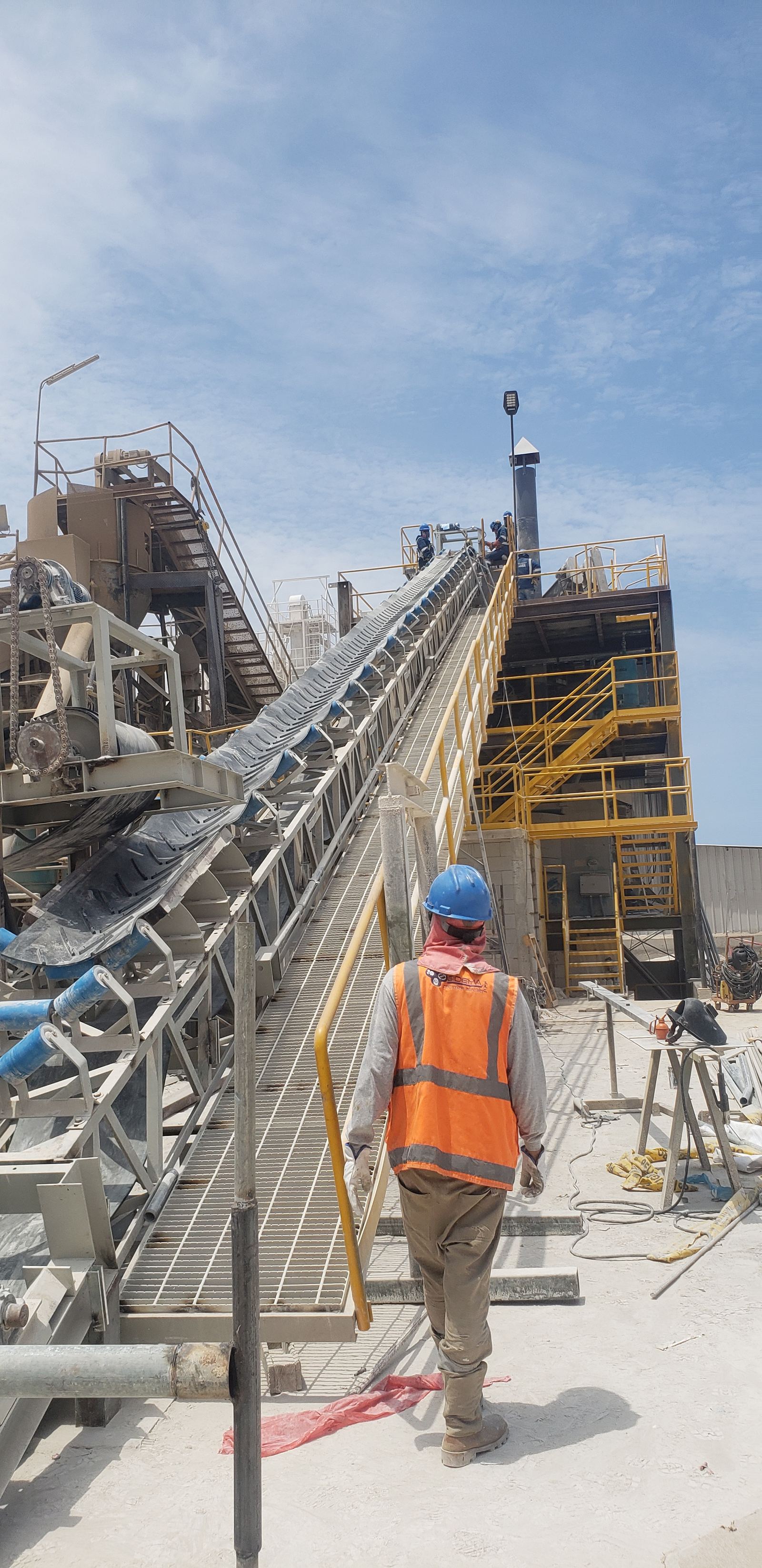 Faja inclinada con banda de nervios en planta industrial