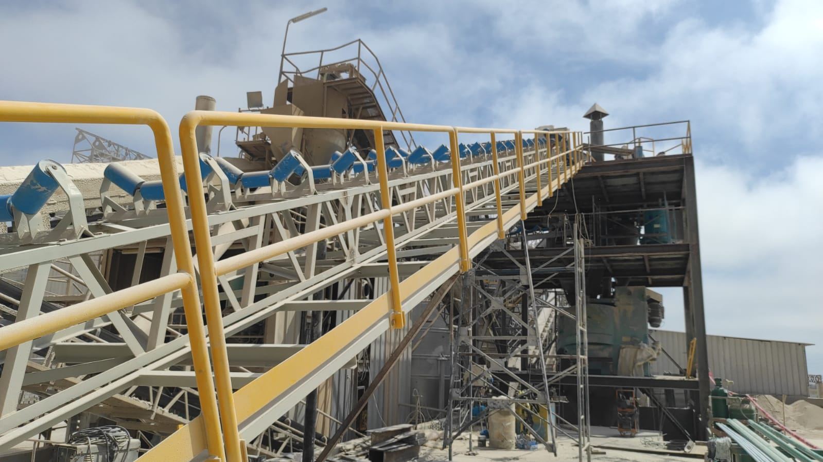 Galería de faja con estaciones de carga y baranda en planta industrial