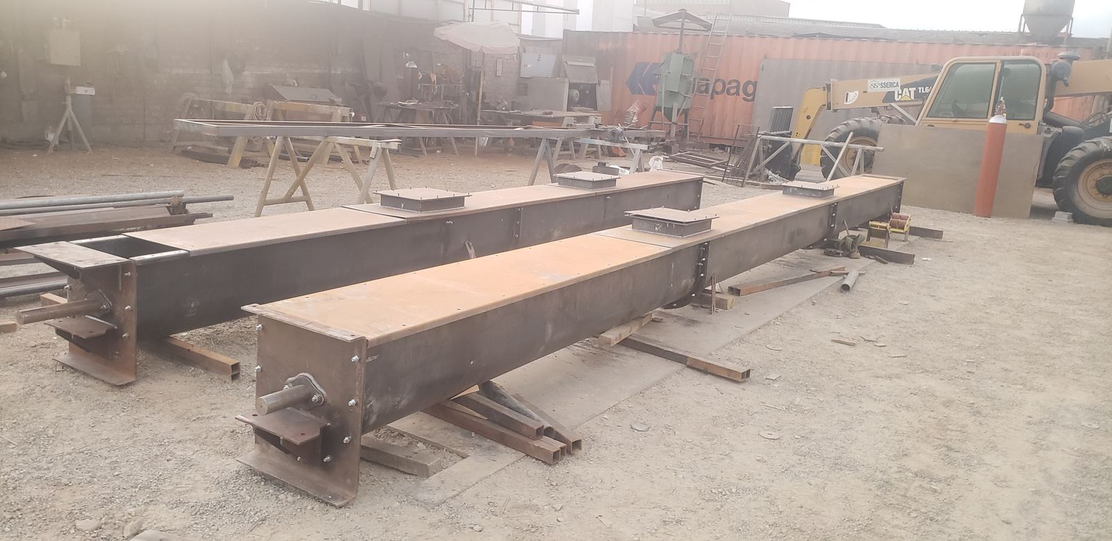 Dos transportadores helicoidales de canaleta con ejes y bridas