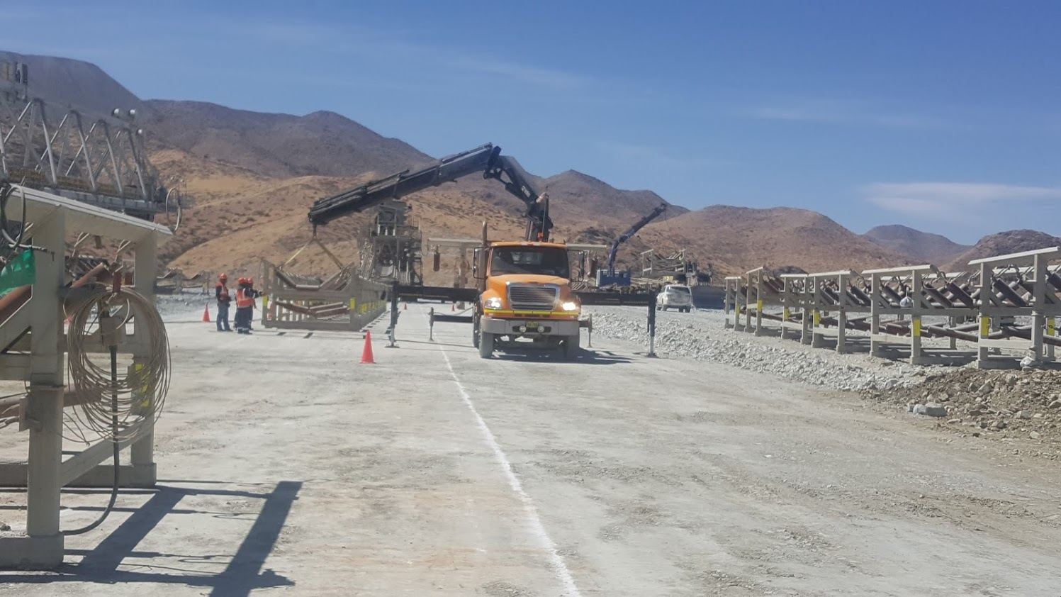 Camión grúa montando estaciones de rodillos