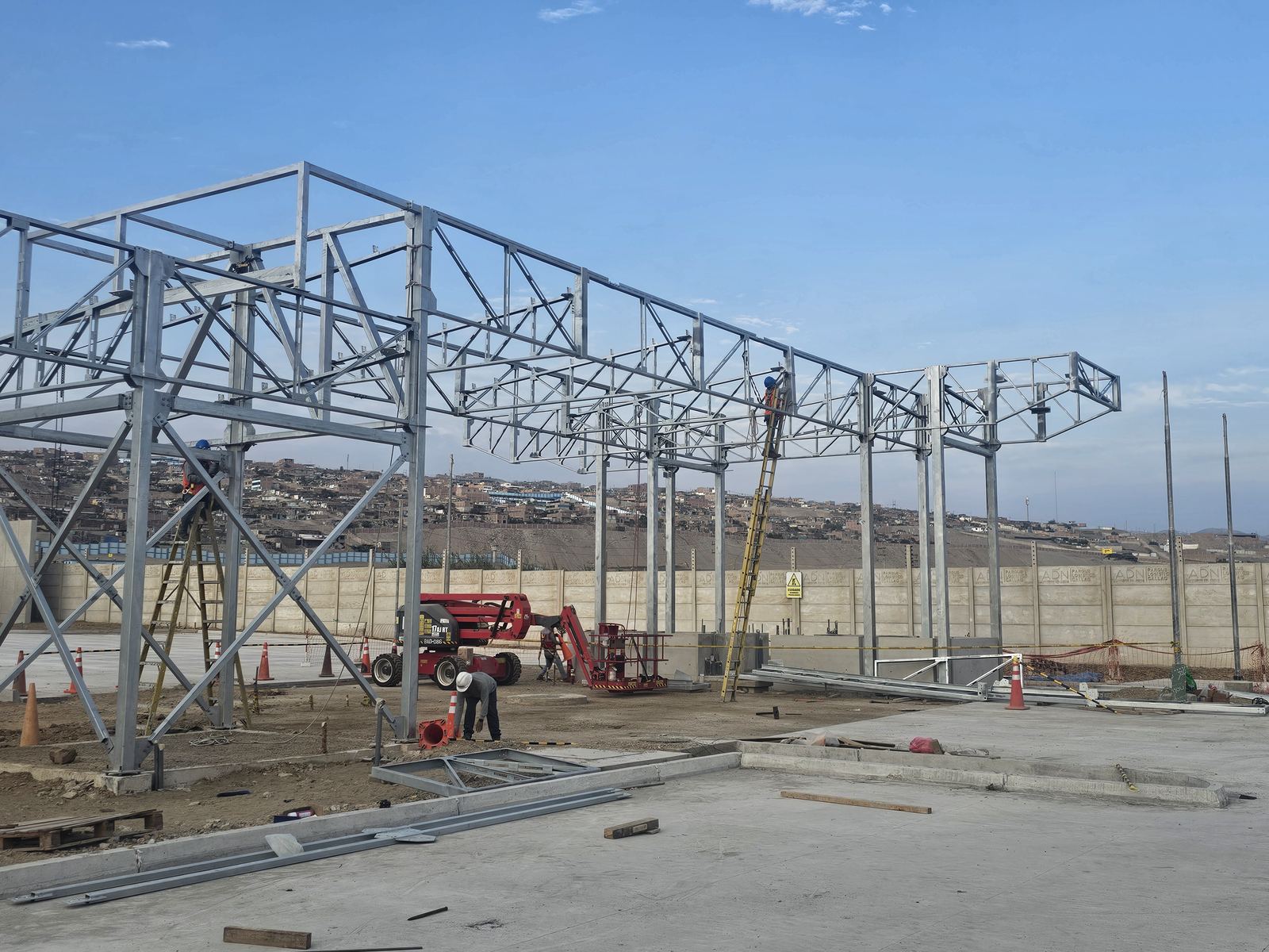Montaje de nave industrial galvanizada con plataforma elevadora