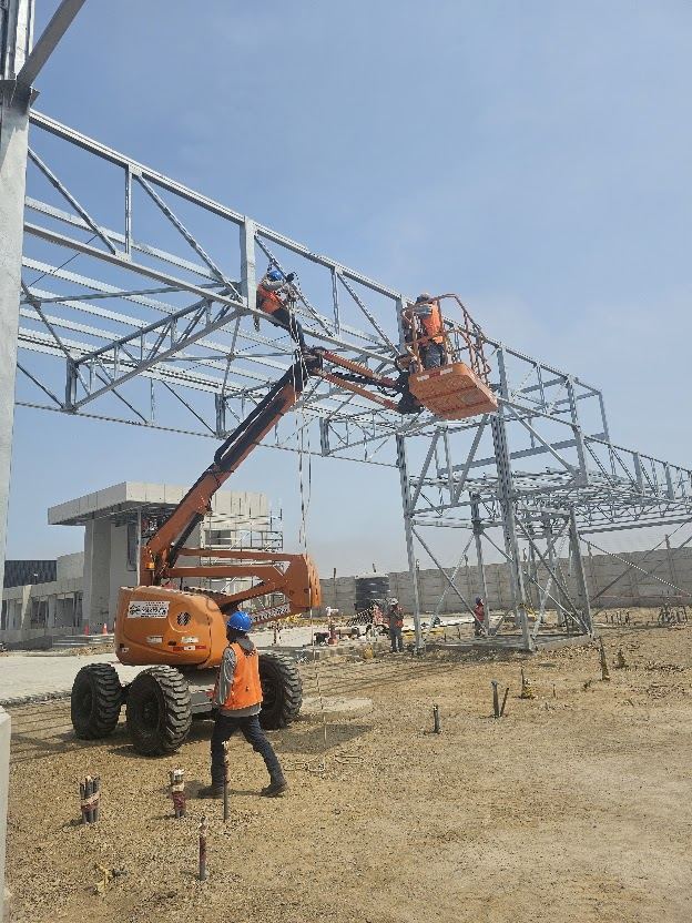 Técnicos en plataforma elevadora montando armaduras