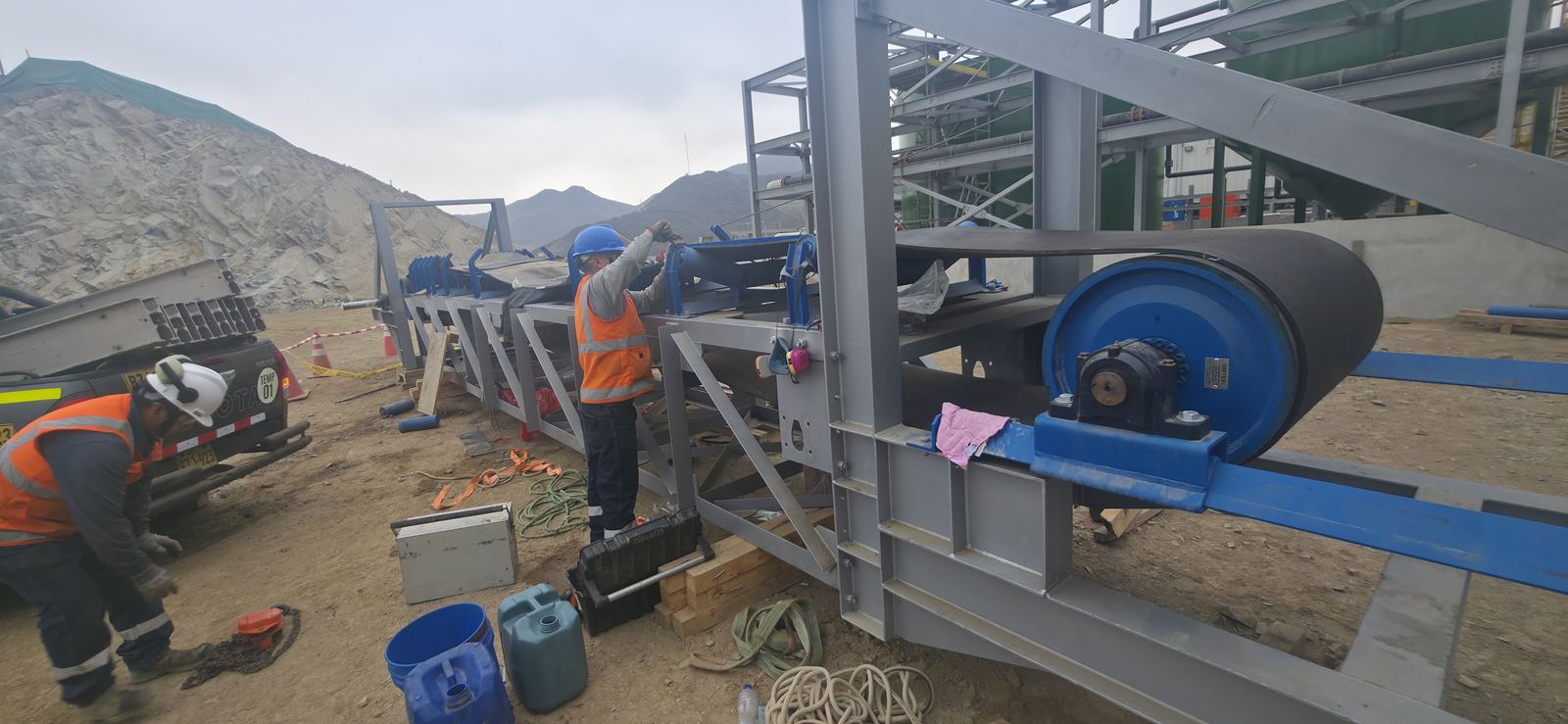 Polea de cola montada con técnicos trabajando