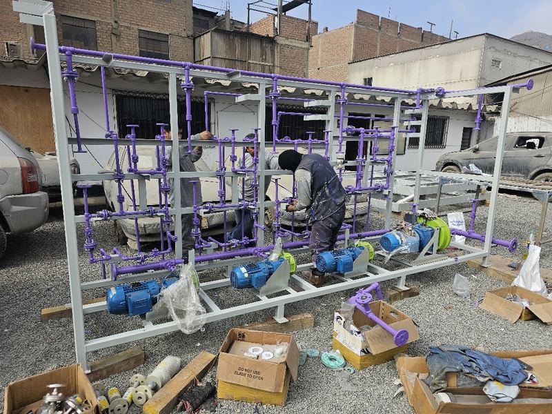 Skid de bombeo con piping y bombas